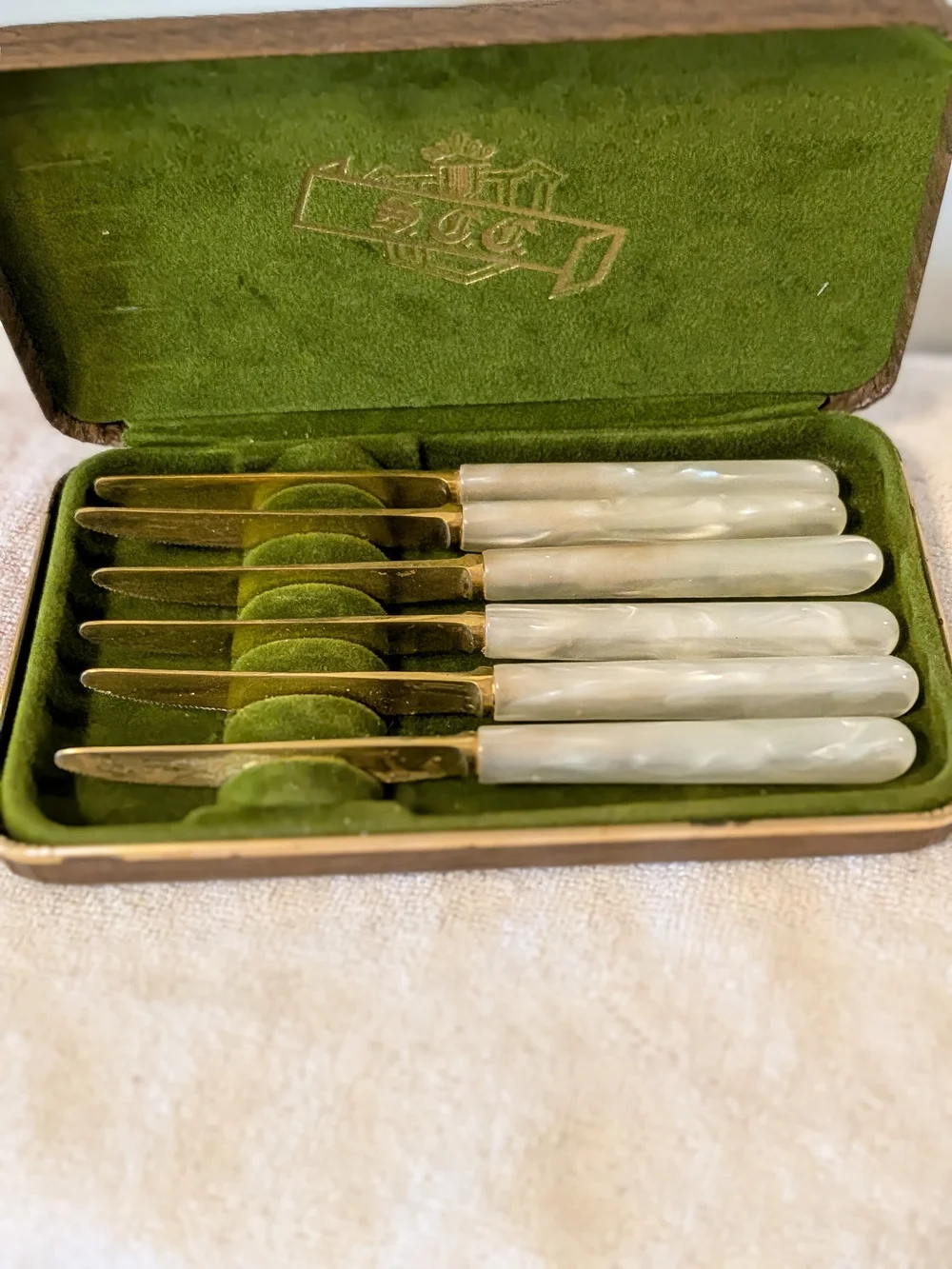 Faux Pearl Handle Butter Knife Set -  (S.C.C.) Gold Tone Serrated Blades In Box